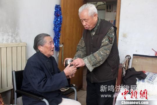 七旬老人照顧岳母20載岳母為減負“私逃”養(yǎng)老院